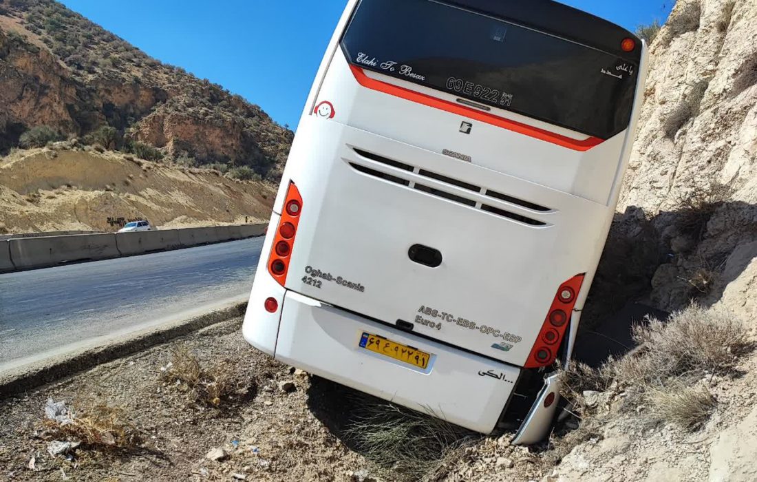 خروج اتوبوس از جاده در محور کوار-فیروزآباد مصدوم نداشت