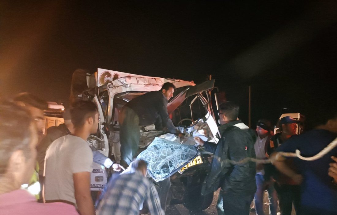 تصادف دو کامیون در محور شیراز-کوار