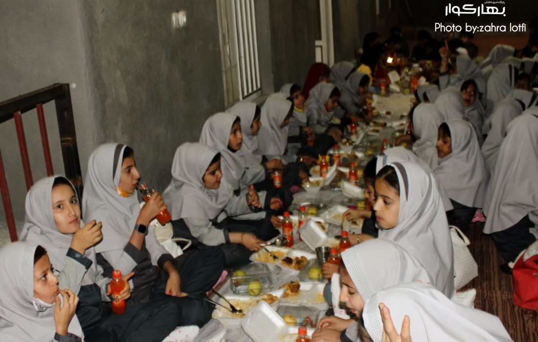 ضیافت افطاری در مدارس شهر اکبرآباد