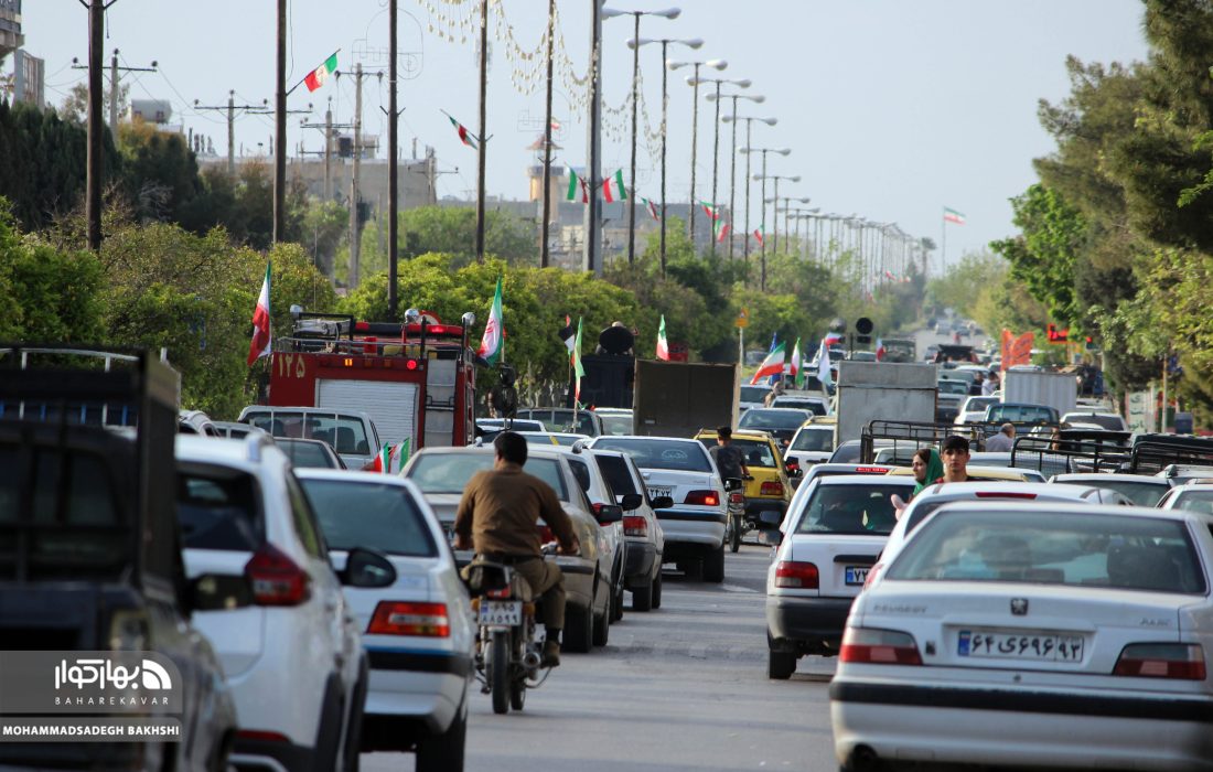 تصویر | جشن شادی و رژه خودرویی مردم کوار در حمایت از عملیات تنبیه متجاوز توسط ایران